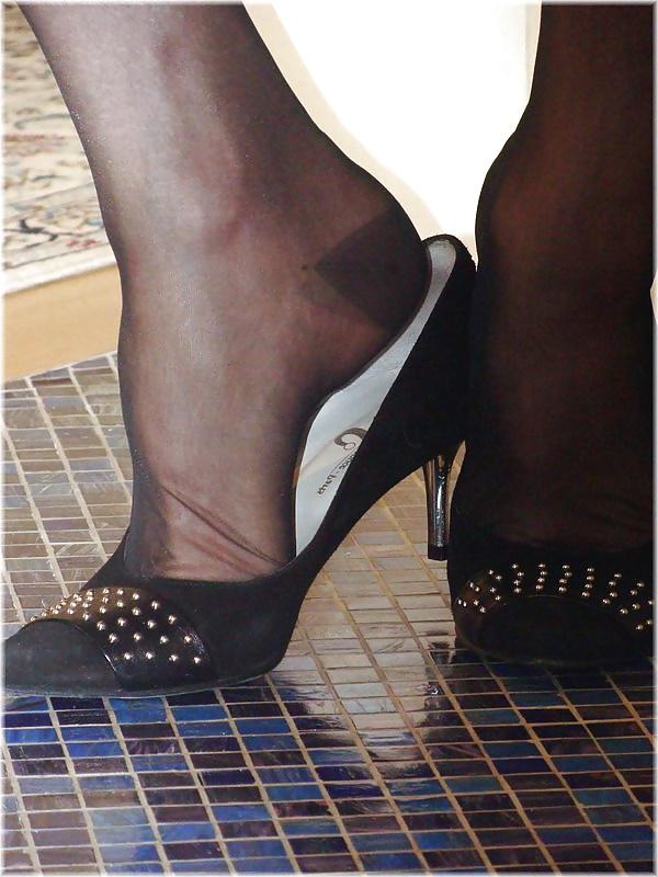 10P I play with my shoes in black stockings - Close up