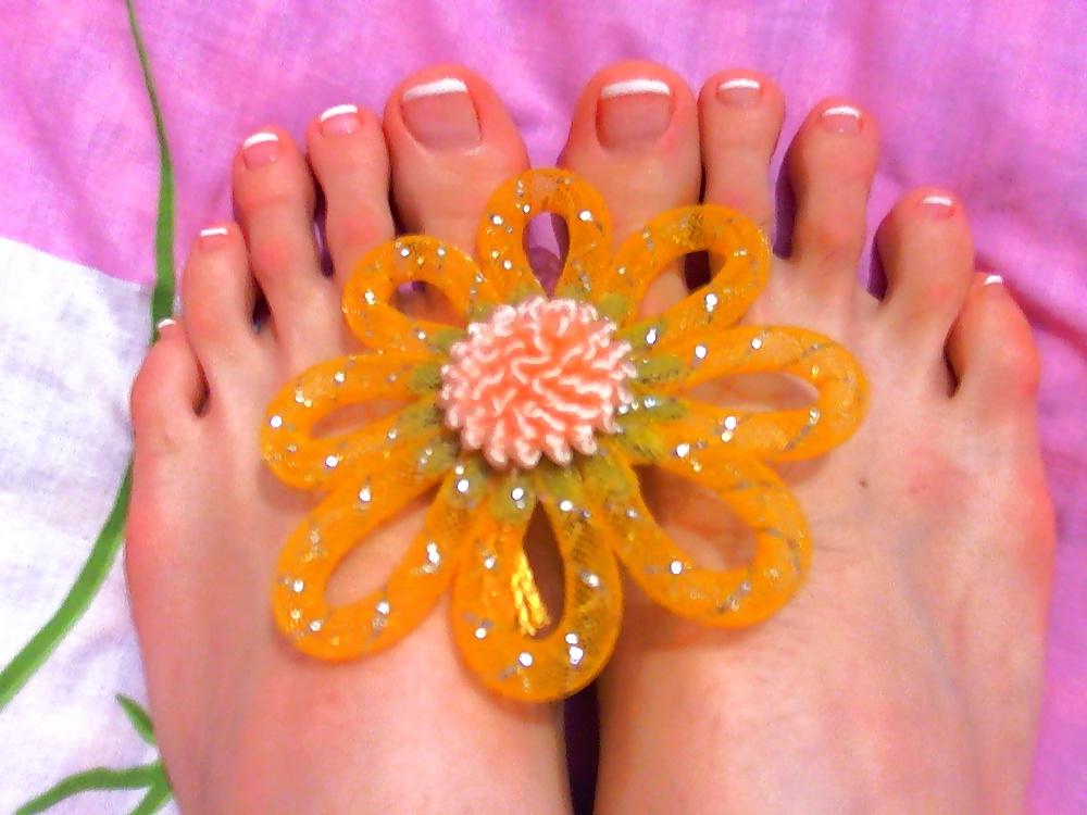 8P Feet legs feet toes painted pedicure