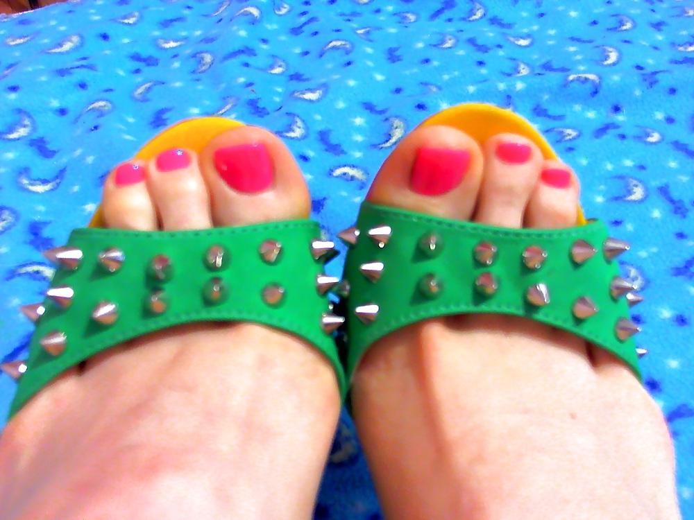 8P Feet legs feet toes painted pedicure