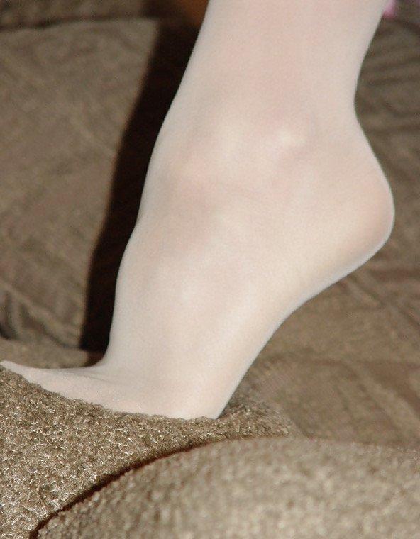 19P More Pantyhose, Stockings and Nylon Feet