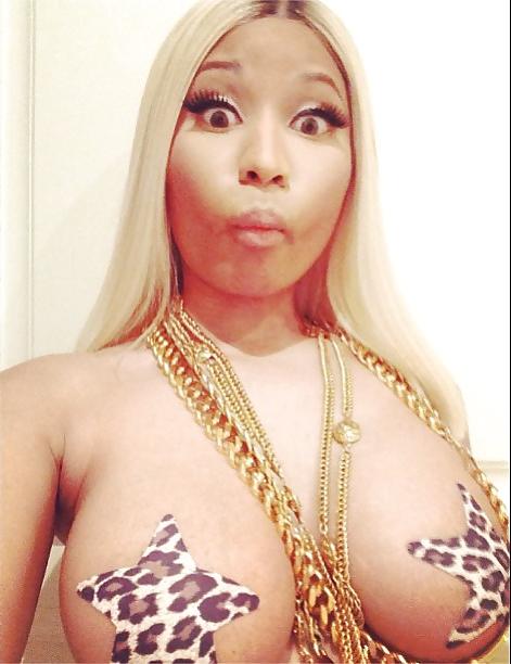 4P Nicki Minaj TOPLESS!!