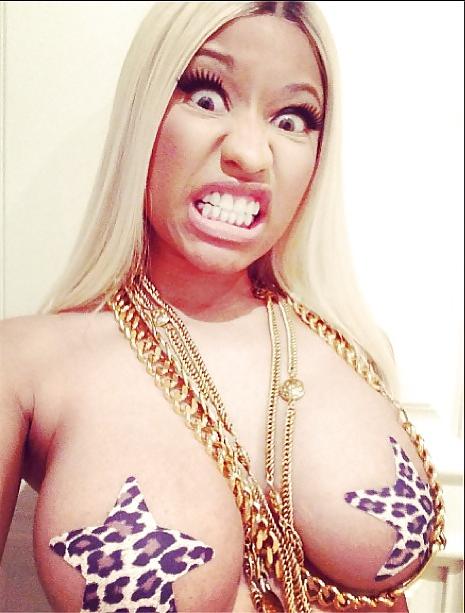 4P Nicki Minaj TOPLESS!!