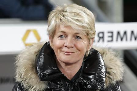 25P German mature celeb sports bitch Silvia Neid