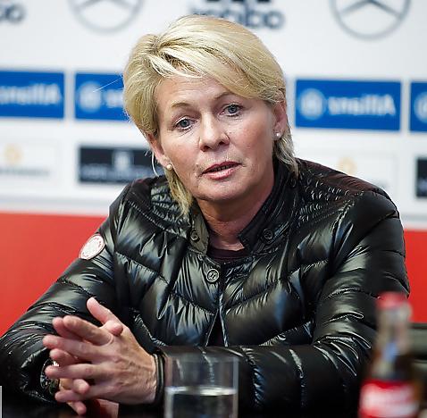 25P German mature celeb sports bitch Silvia Neid