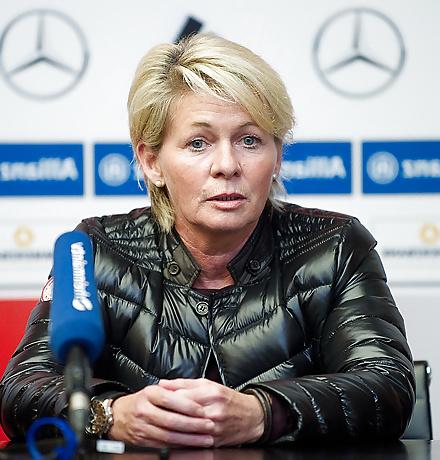 25P German mature celeb sports bitch Silvia Neid