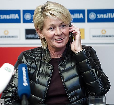 25P German mature celeb sports bitch Silvia Neid