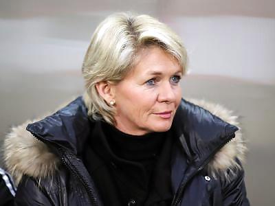 25P German mature celeb sports bitch Silvia Neid