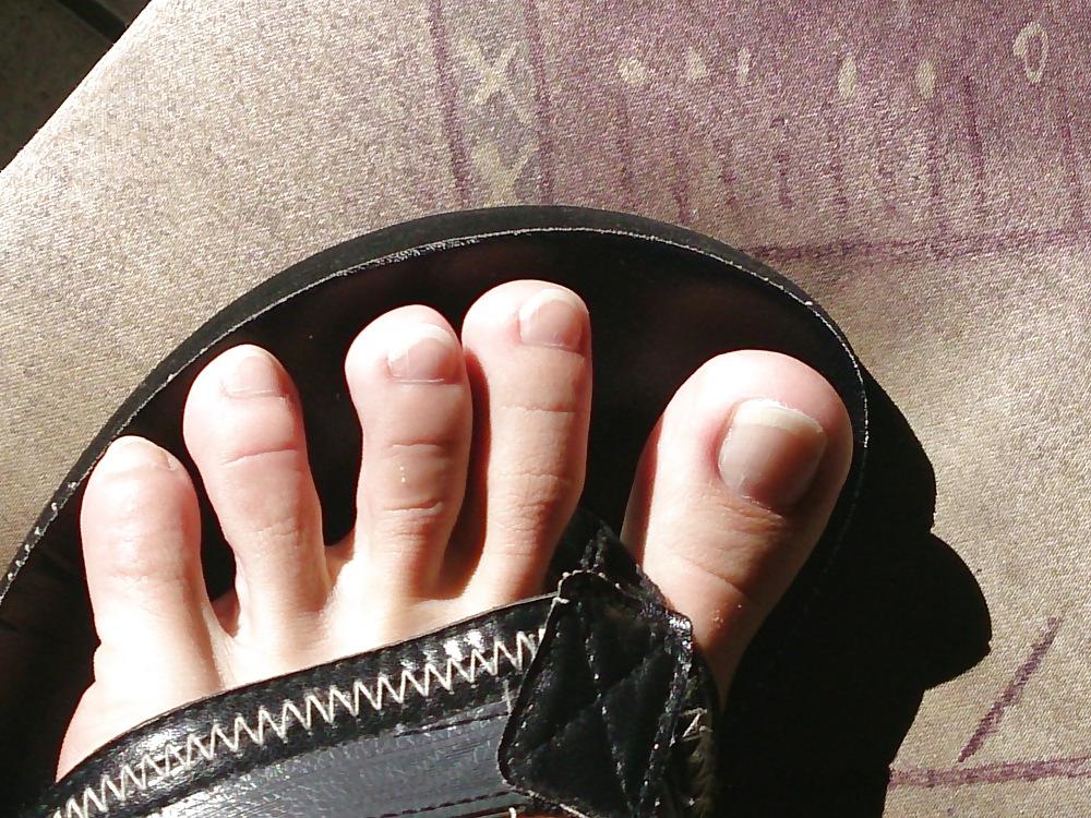 11P Sexy feet and toes