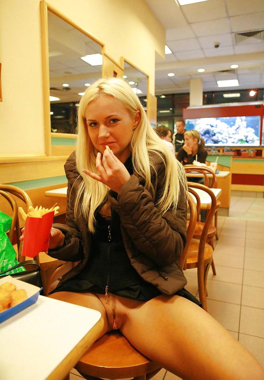 25P PUBLIC EXHIBITIONISTS: GIRLS SHOWING IN PUBLIC