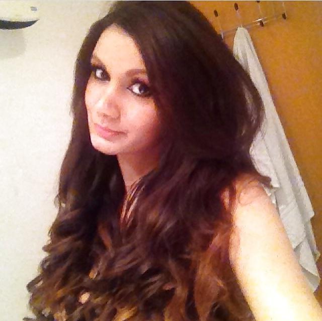 25P Sexy uk british Indian paki slut with sexy feet for comments