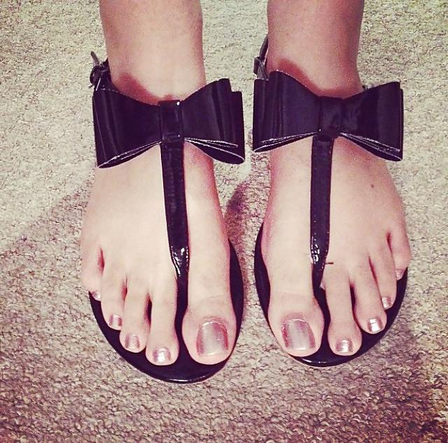 25P Sexy uk british Indian paki slut with sexy feet for comments