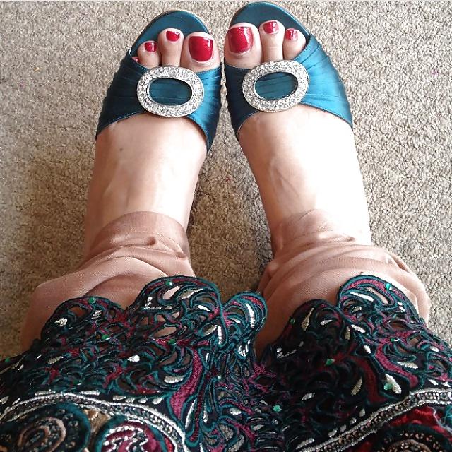 25P Sexy uk british Indian paki slut with sexy feet for comments