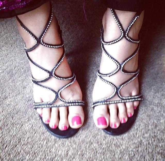 25P Sexy uk british Indian paki slut with sexy feet for comments