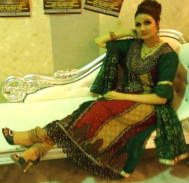 25P Sexy uk british Indian paki slut with sexy feet for comments