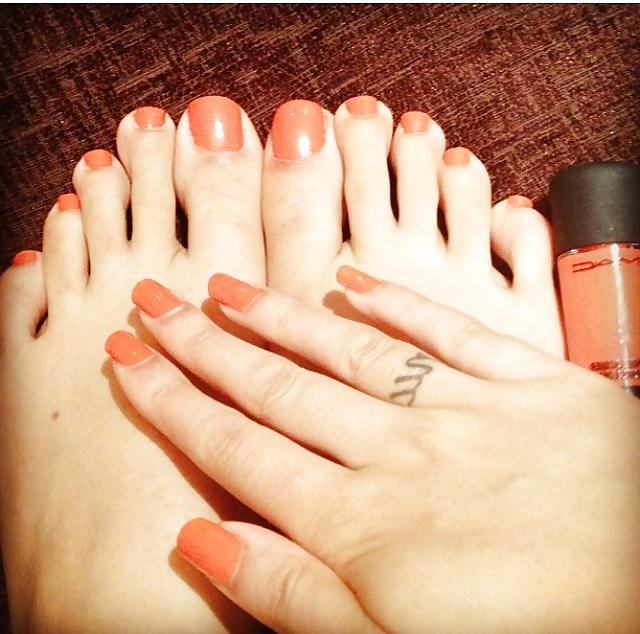 25P Sexy uk british Indian paki slut with sexy feet for comments