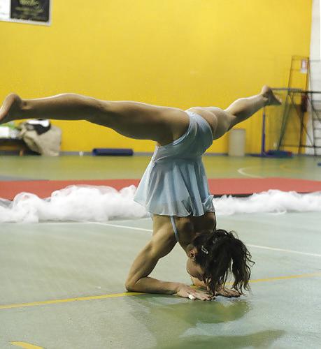 25P Cute and flexible girls