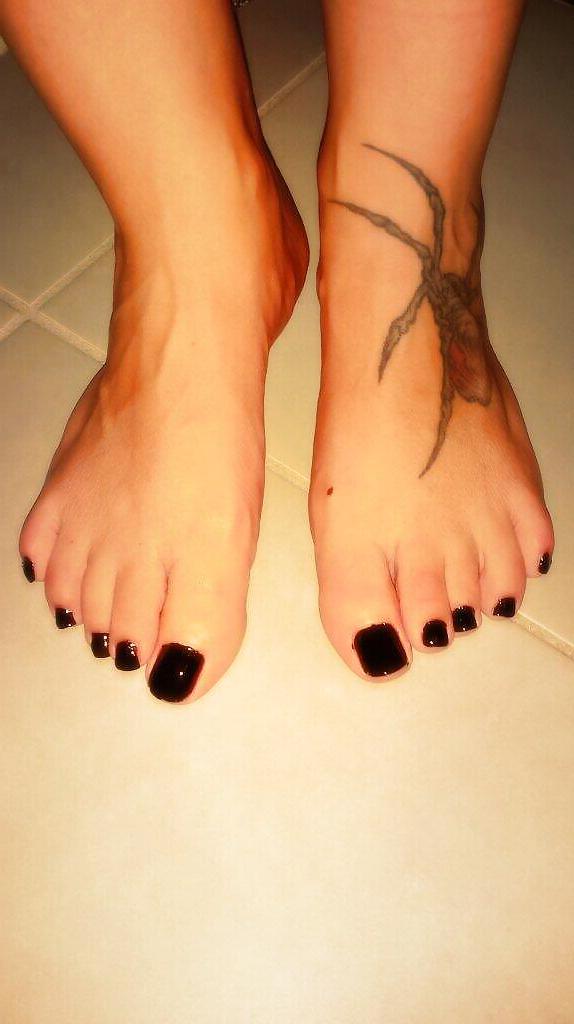 25P Tarja's feet