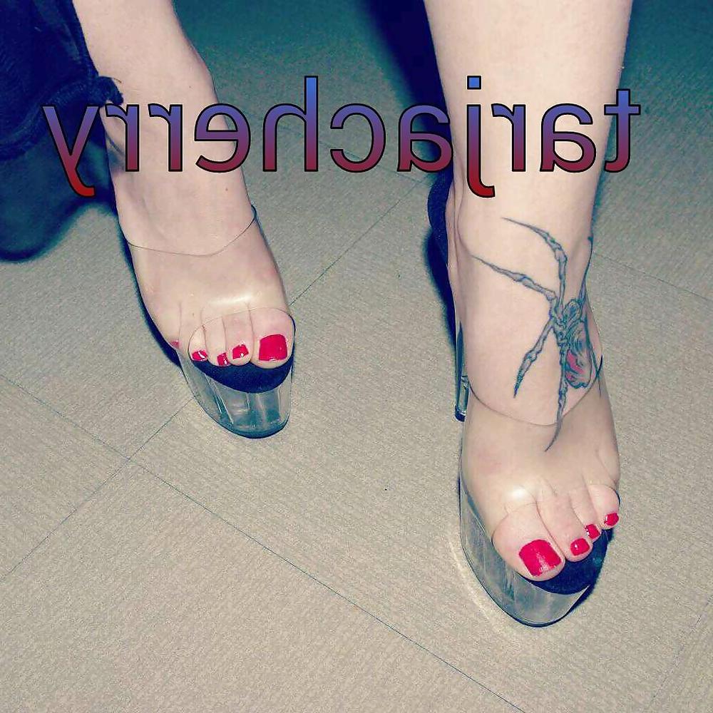 25P Tarja's feet