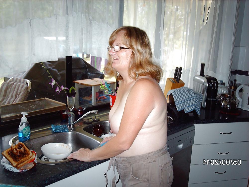 6P The hornyhousewife2 topless