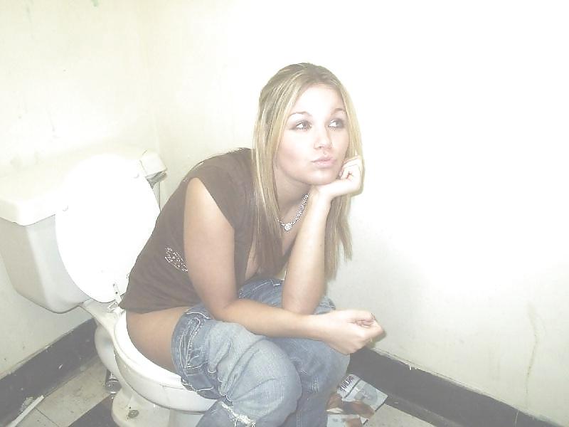 24P Girls in toilet