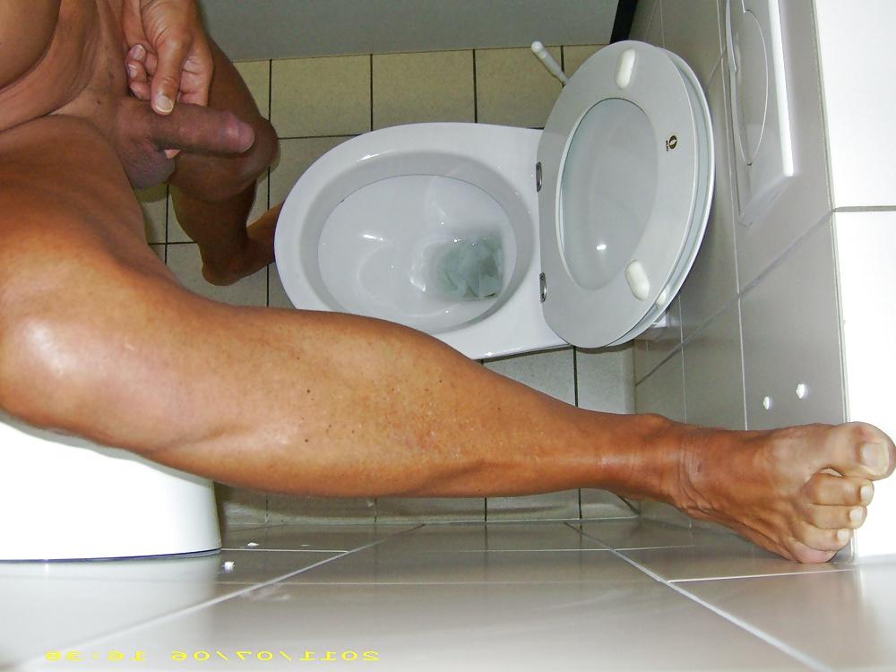 16P Wichsen in public toilet 2