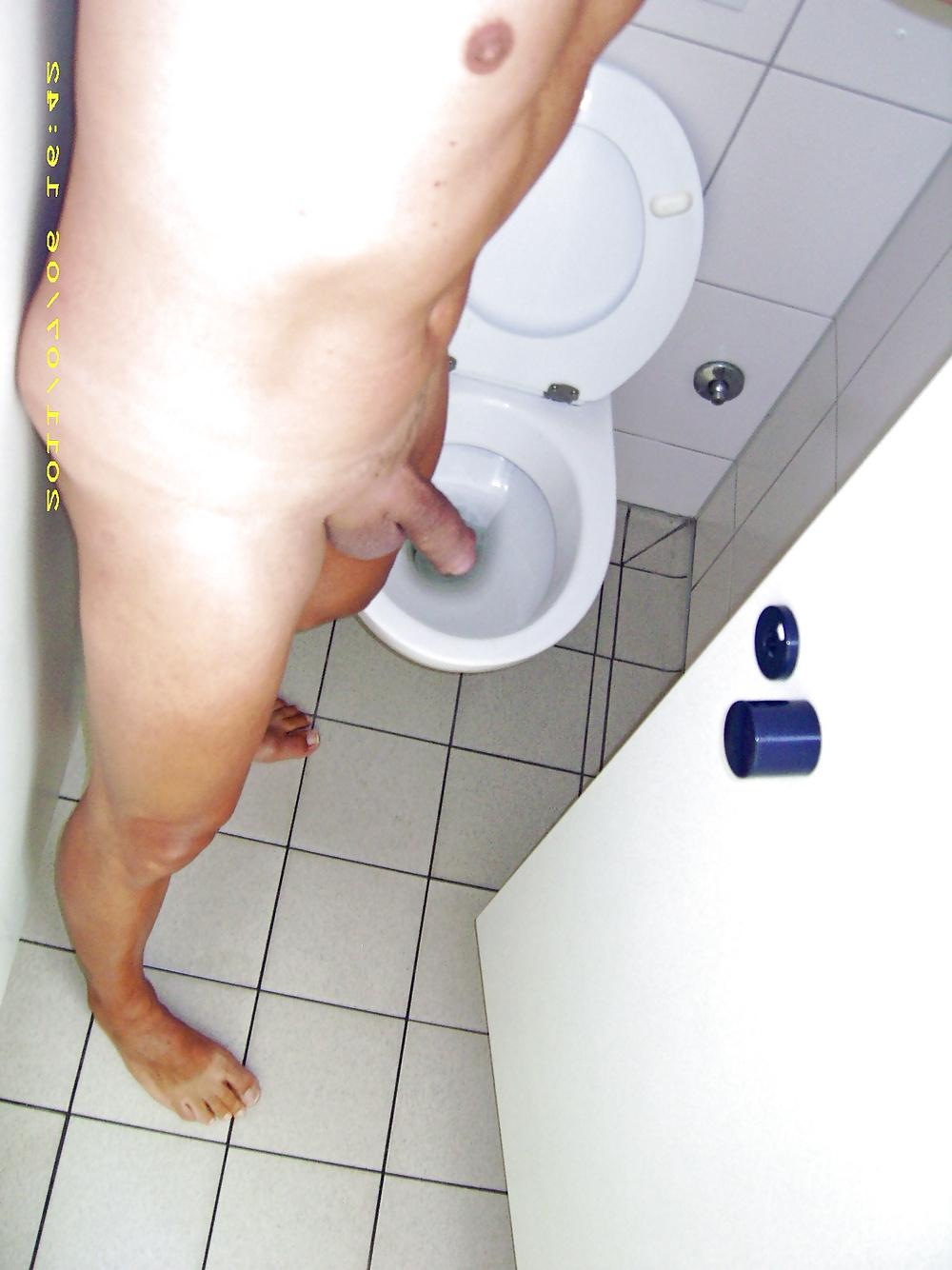 16P Wichsen in public toilet 2