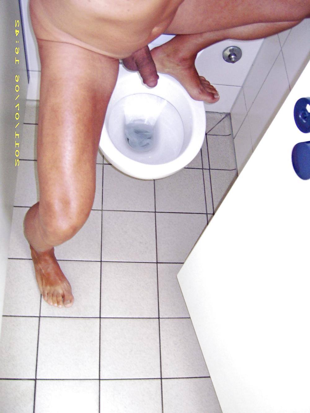 16P Wichsen in public toilet 2