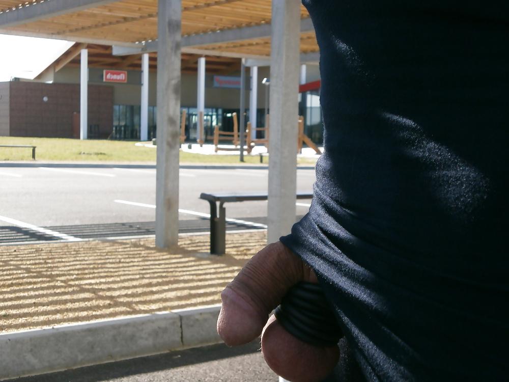 11P Cum outdoors sexe public cock flashing cul salope