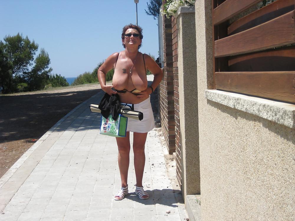 25P Matures & Grannys flashing in public