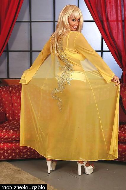 15P Breathtaking mouthwatering milf goddess
