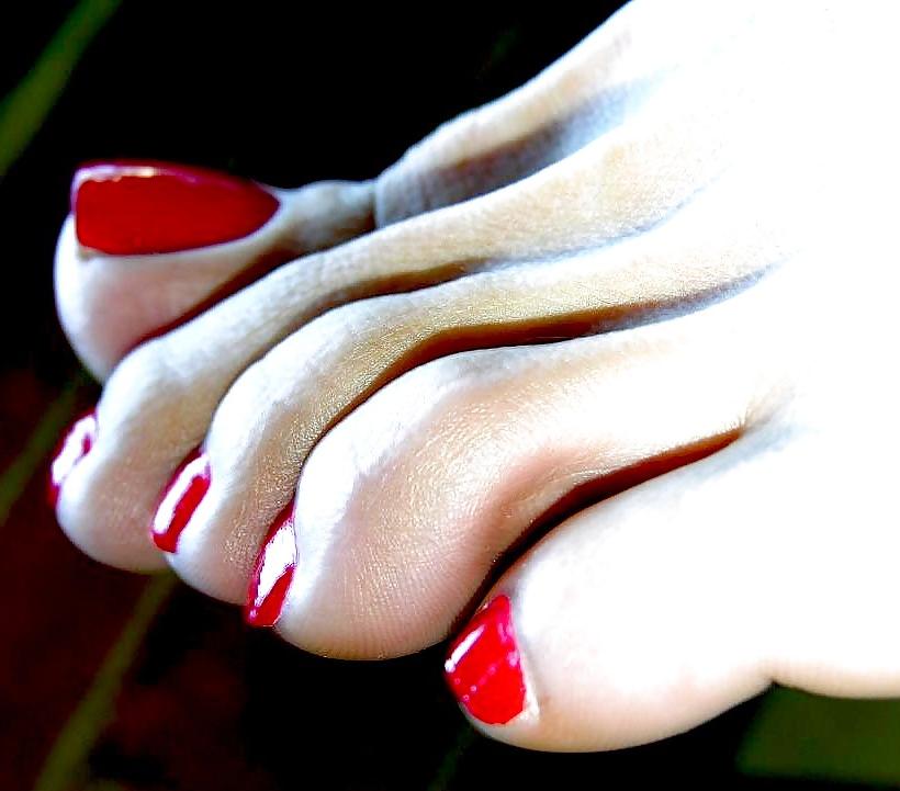 25P Beautiful female feet and toes
