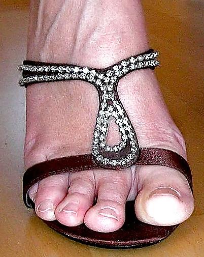 25P Beautiful female feet and toes