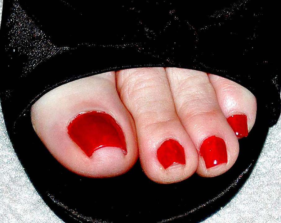 25P Beautiful female feet and toes