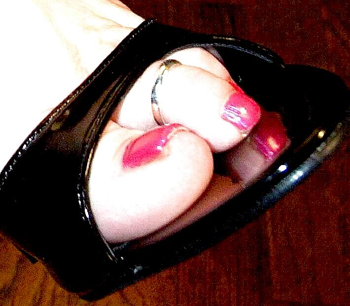 25P Beautiful female feet and toes