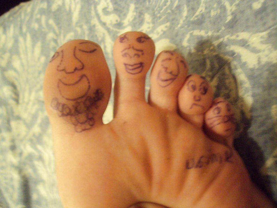 25P Belu's Feet.