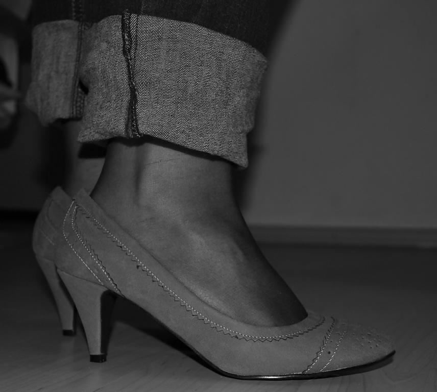 22P Jessica shows her nice Feet in Nylons and sexy Shoes