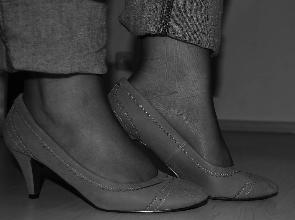 22P Jessica shows her nice Feet in Nylons and sexy Shoes