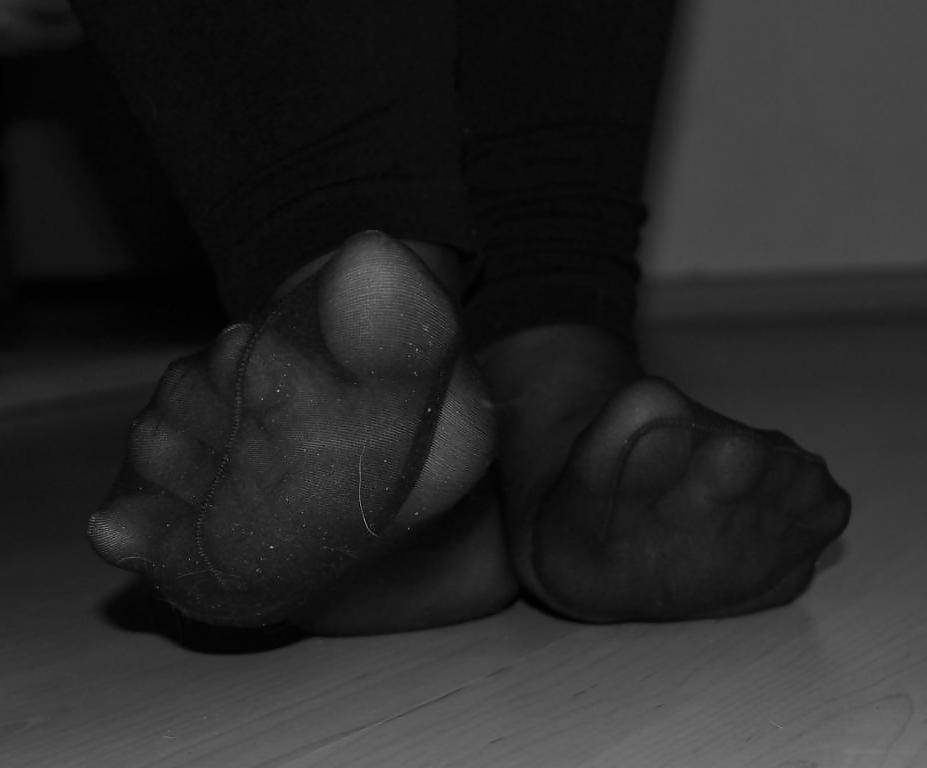 22P Jessica shows her nice Feet in Nylons and sexy Shoes
