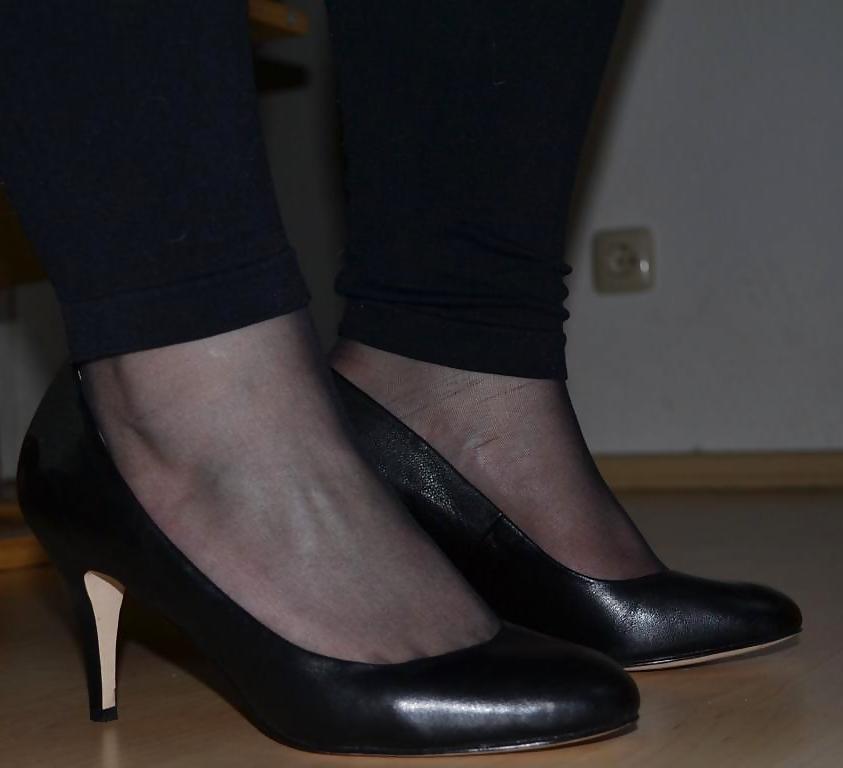 22P Jessica shows her nice Feet in Nylons and sexy Shoes