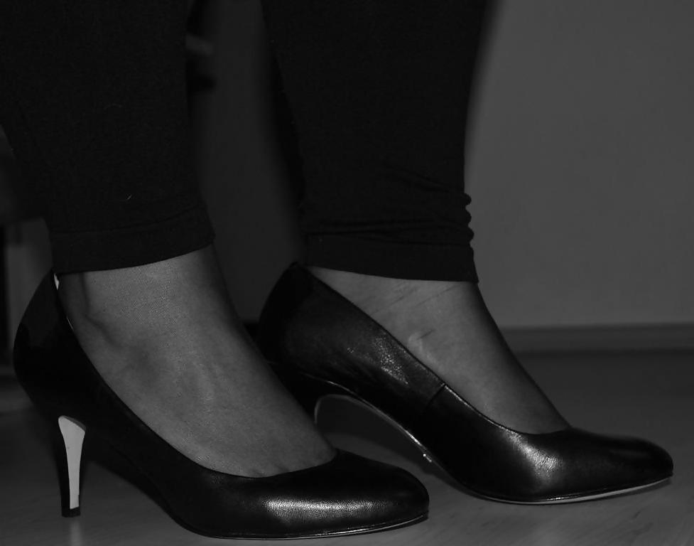22P Jessica shows her nice Feet in Nylons and sexy Shoes
