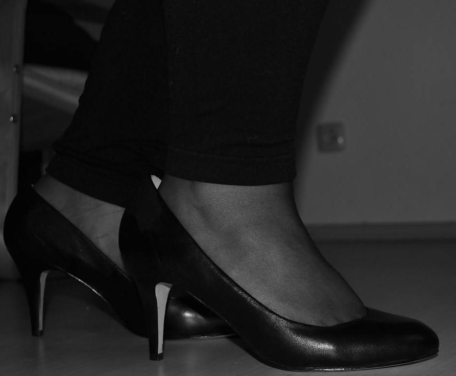 22P Jessica shows her nice Feet in Nylons and sexy Shoes