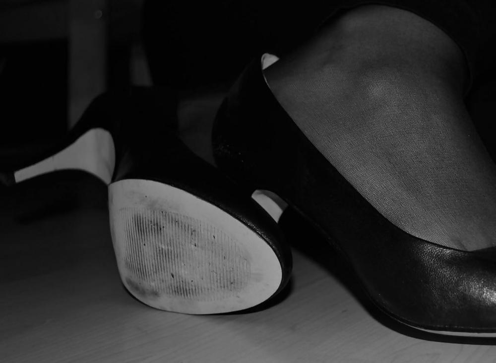 22P Jessica shows her nice Feet in Nylons and sexy Shoes