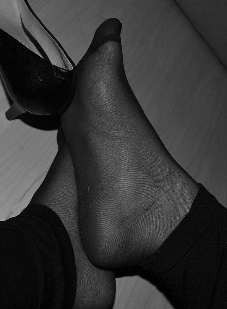 22P Jessica shows her nice Feet in Nylons and sexy Shoes