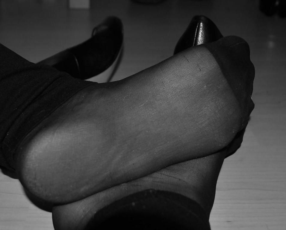 22P Jessica shows her nice Feet in Nylons and sexy Shoes