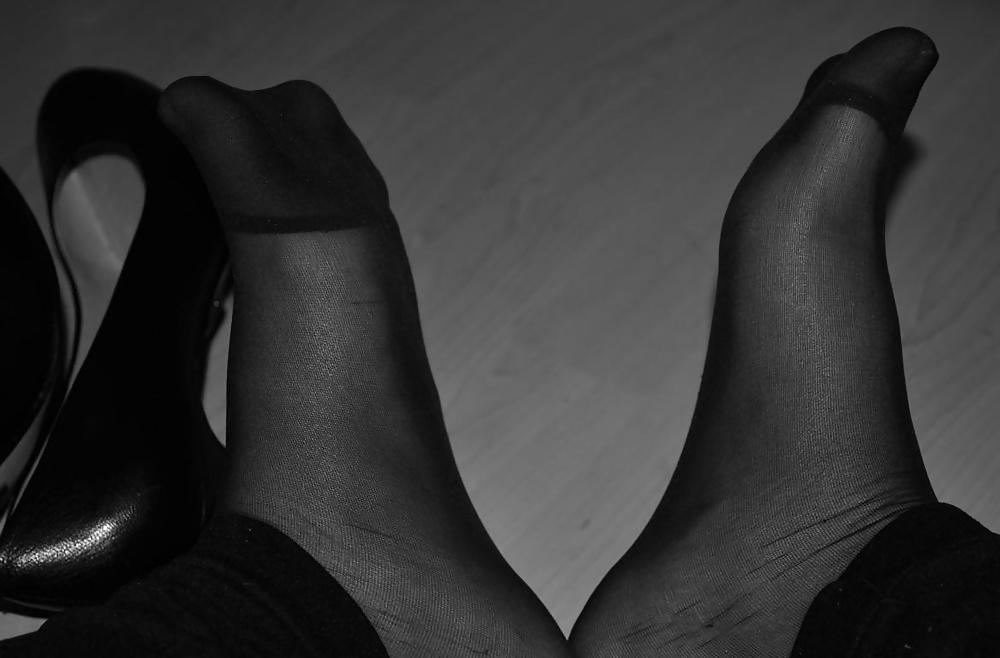 22P Jessica shows her nice Feet in Nylons and sexy Shoes