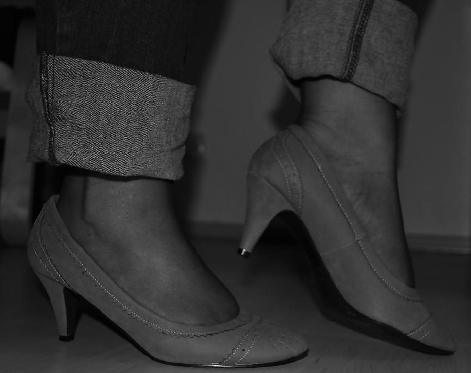 22P Jessica shows her nice Feet in Nylons and sexy Shoes