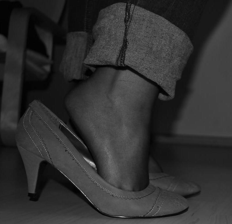 22P Jessica shows her nice Feet in Nylons and sexy Shoes
