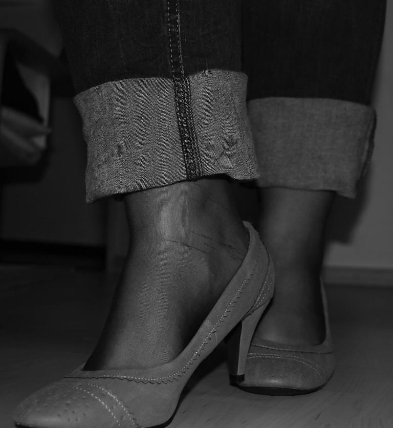 22P Jessica shows her nice Feet in Nylons and sexy Shoes
