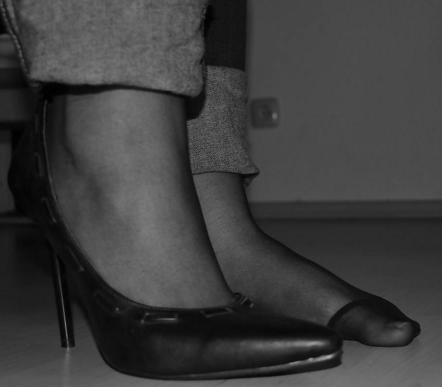 22P Jessica shows her nice Feet in Nylons and sexy Shoes