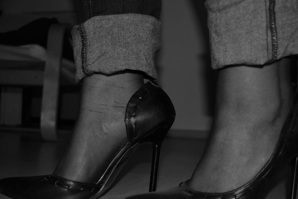 22P Jessica shows her nice Feet in Nylons and sexy Shoes
